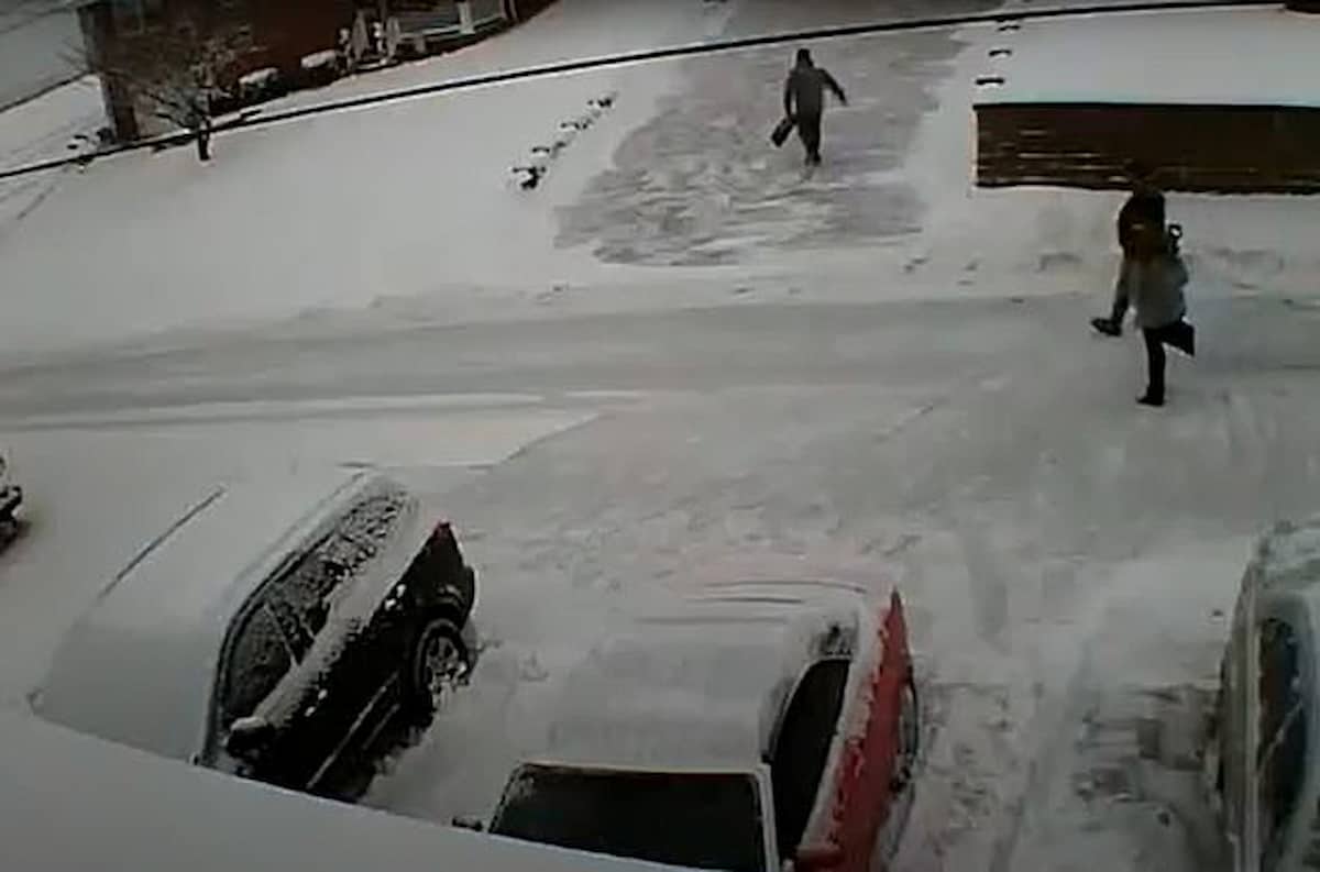 Usa, lite per la neve in cortile in Pennsylvania: uccide due vicini di casa e poi si ammazza