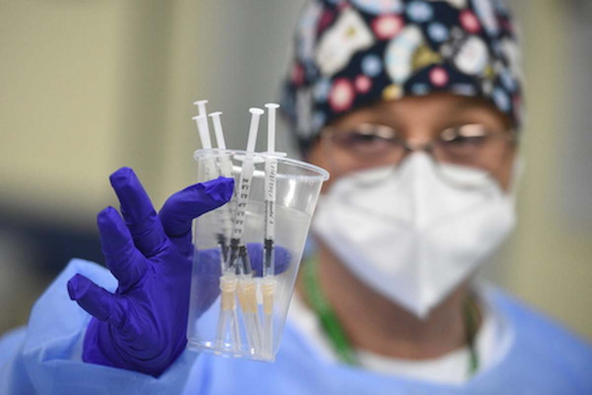 Vaccino anti Covid, una sola dose a chi è guarito. L'ipotesi al vaglio: si risparmiano 1 mln di dosi