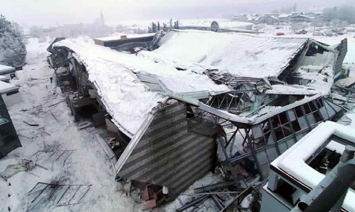 Vipiteno, neve fa crollare il tetto del palaghiaccio: nessun ferito, l'impianto era chiuso