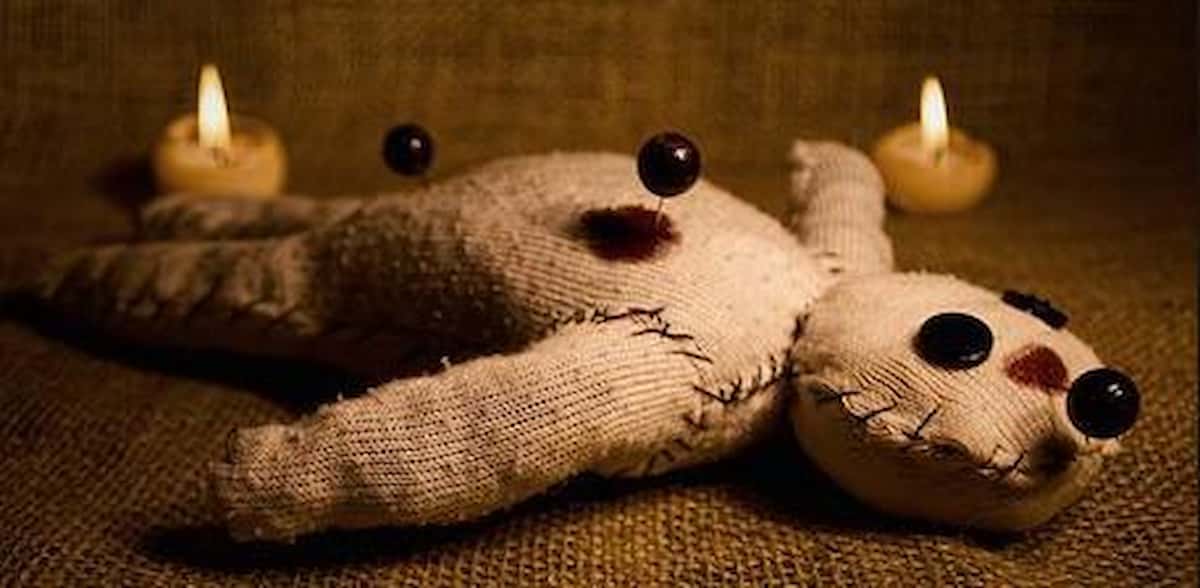 Sarroch (Cagliari), riti voodoo per gelosia contro le presunte amanti del marito: donna a processo