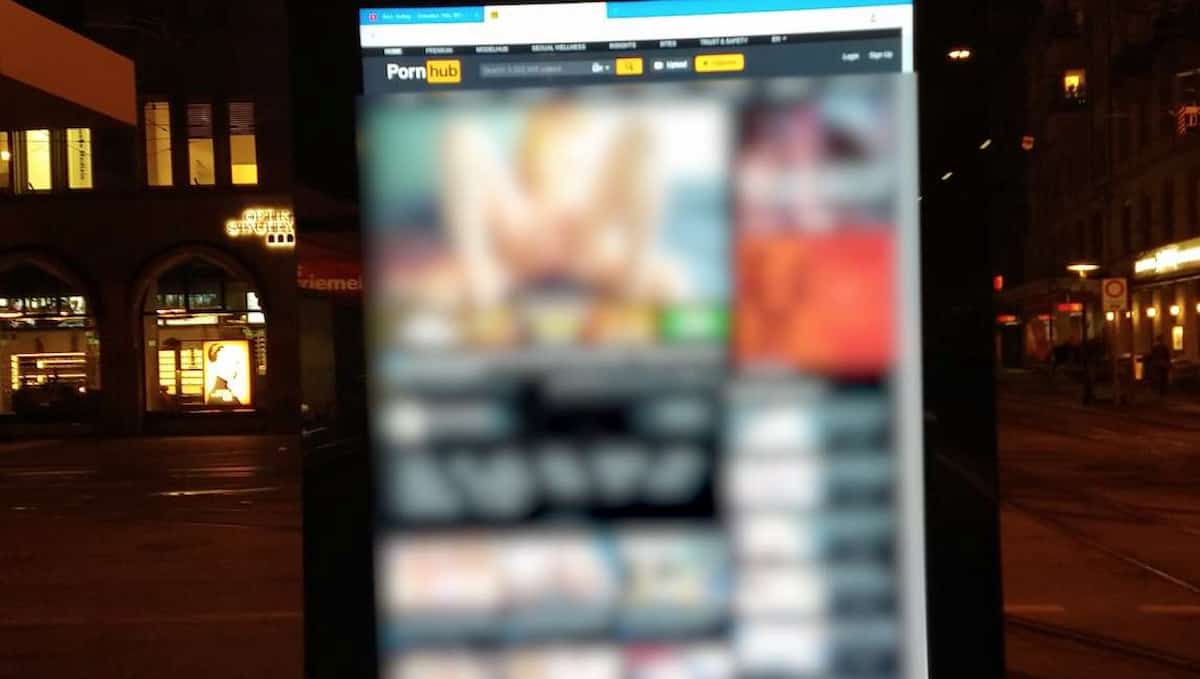 Video porno sul pannello in piazza a Zurigo al posto della pubblicità. E' un attacco hacker