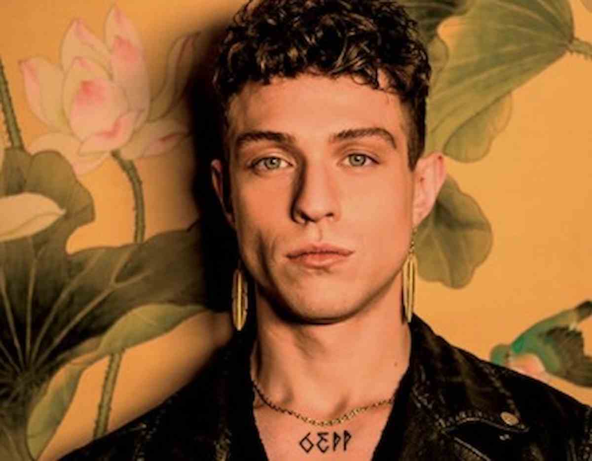 Sanremo 2021, Irama escluso? Il suo truccatore ha il Covid: è risultato positivo due tamponi