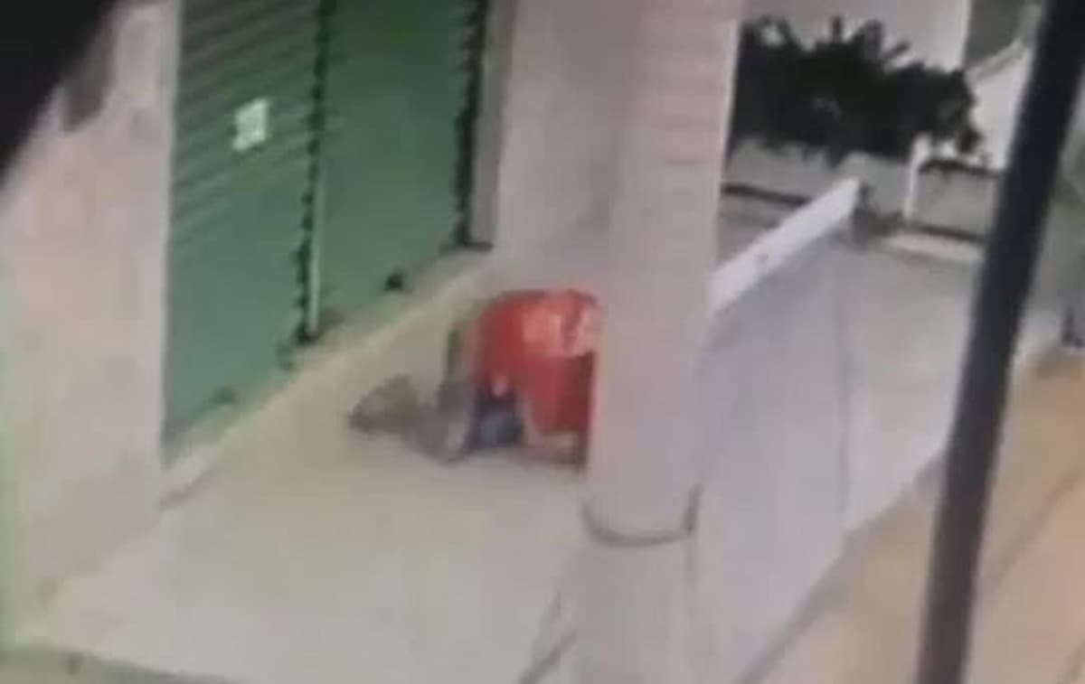 Accoltella e uccide la ex moglie