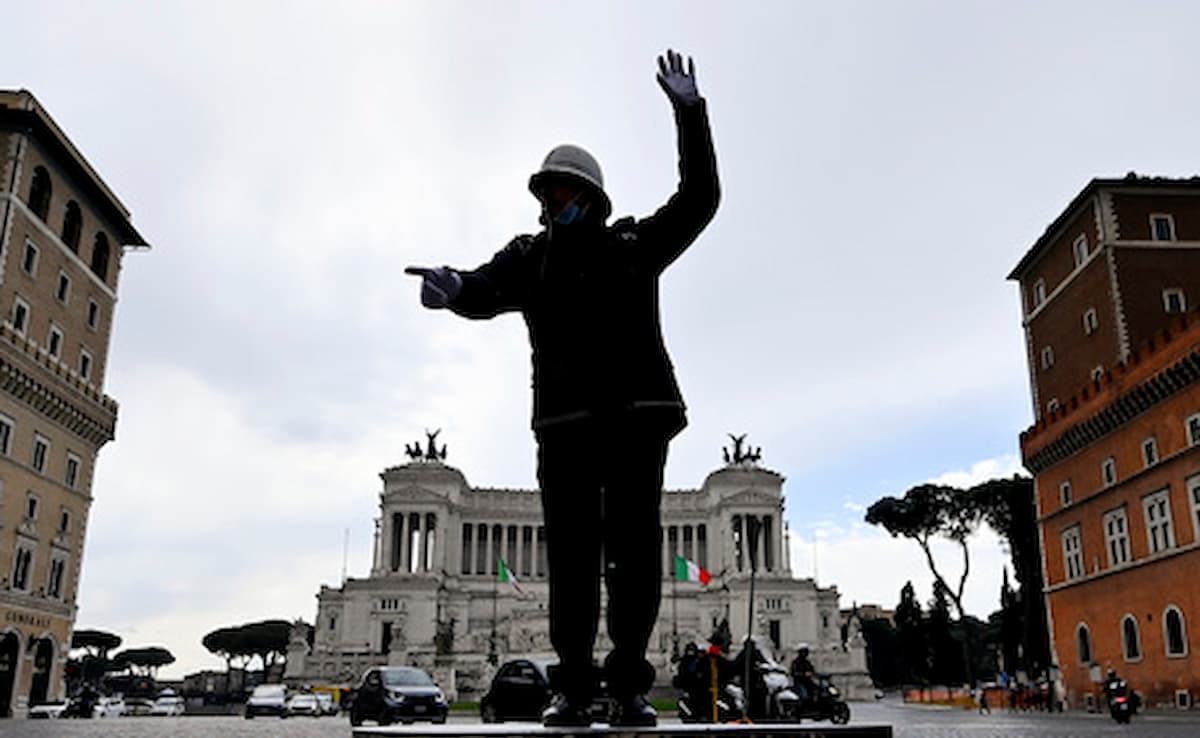 Inquinamento a Roma, la pedana di Alberto Sordi è tornata, ma i vigili vivono meno: sindaco Raggi non si esalti