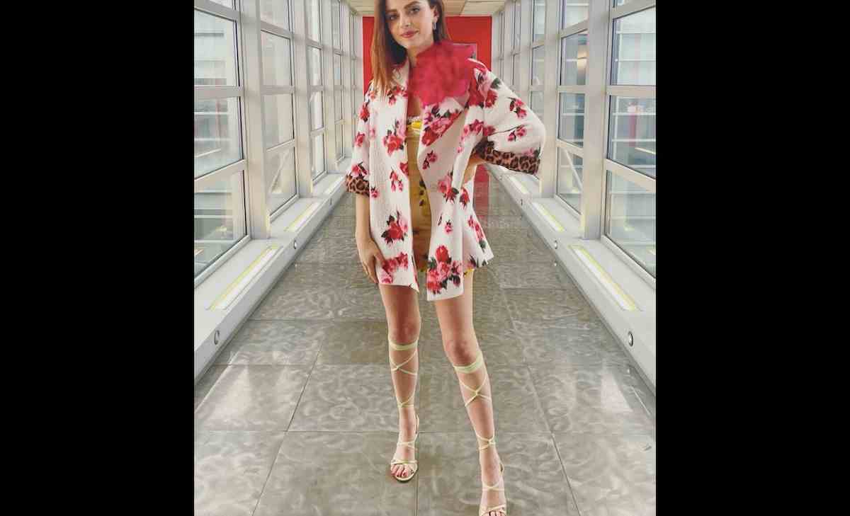 Amici, Annalisa Scarrone sempre più sensuale: vestitino inguinale sandali alla schiava FOTO INSTAGRAM