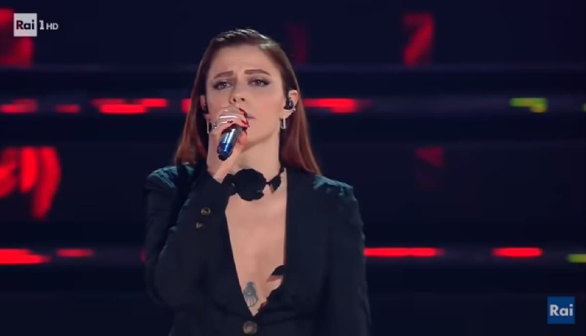 Festival di Sanremo, Annalisa e l'abito con la scollatura troppo profonda VIDEO