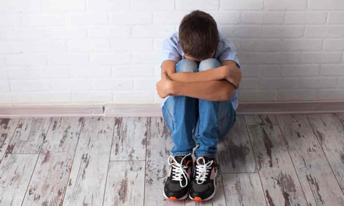 Bambino di 11 anni si lancia dalla finestra