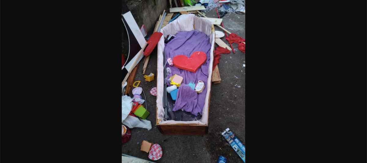 Palermo una bara davanti all'Agenzia delle Entrate: indagine in corso ma dirigenti negano minacce intimidazioni