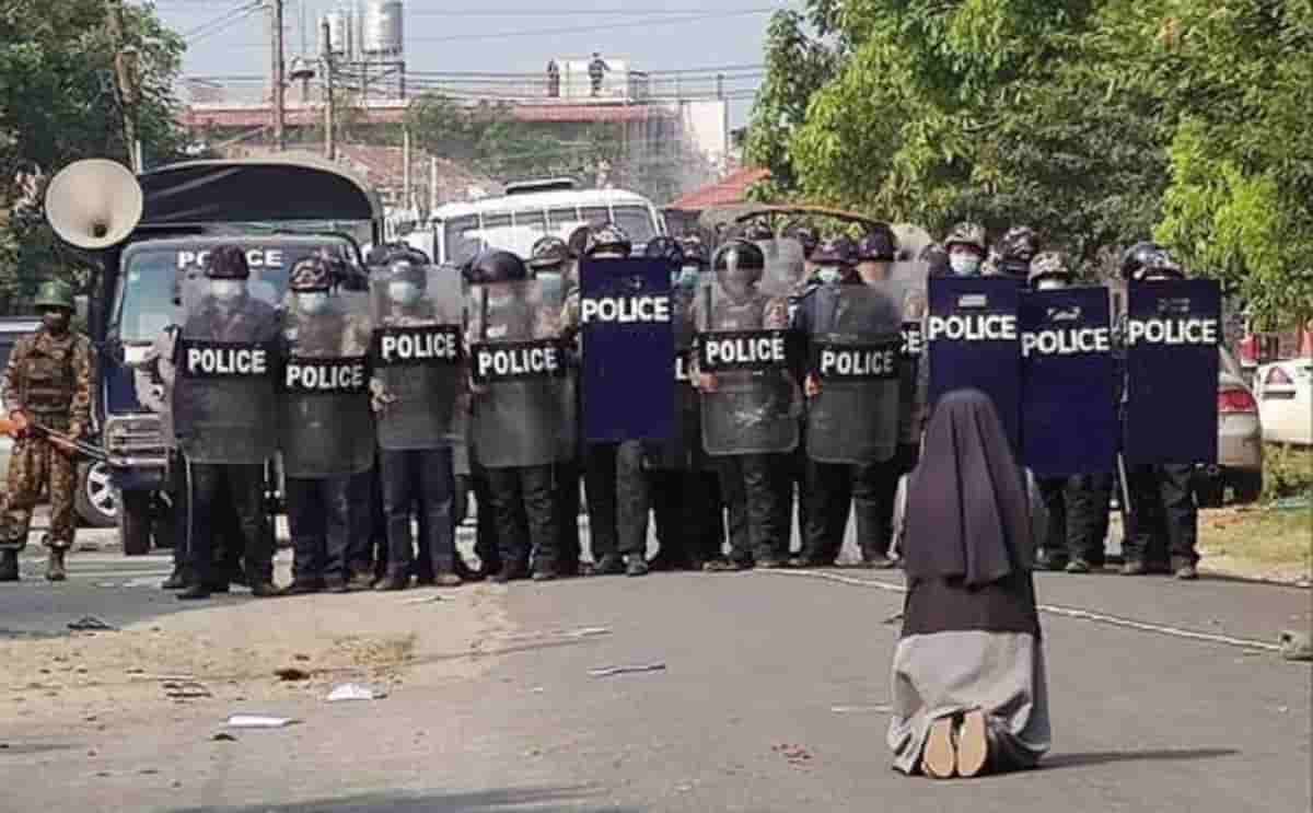 Birmania, la suora prega in ginocchio davanti alla polizia: la FOTO simbolo degli scontri