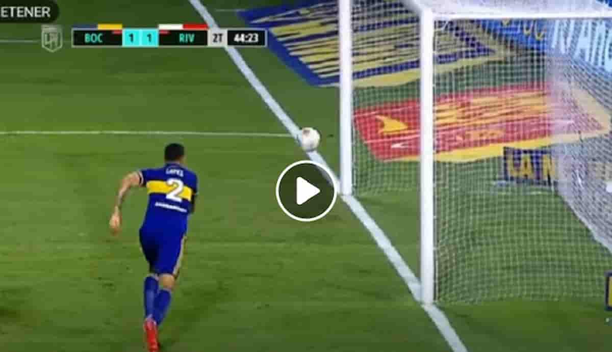 Boca-River, la palla non entra nella porta del Boca dopo un rimbalzo assurdo: e subito "ha soffiato Maradona" VIDEO