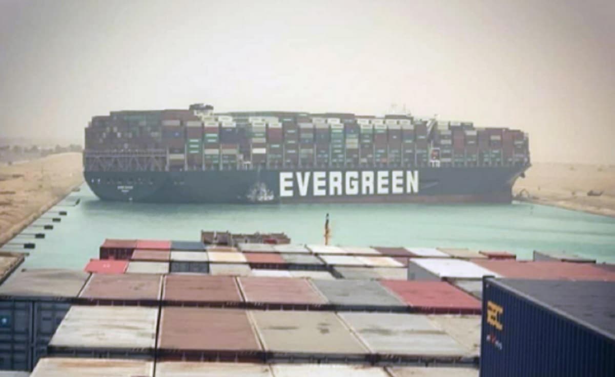 Suez, ingorgo costa 10 miliardi al giorno: salgono i costi materie prime, presto saliranno i prezzi