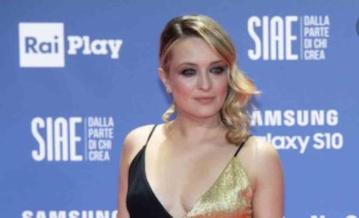 Carolina Crescentini: "Serie tv su Nada? Interpreto la mamma 'La bambina che non voleva cantare'"