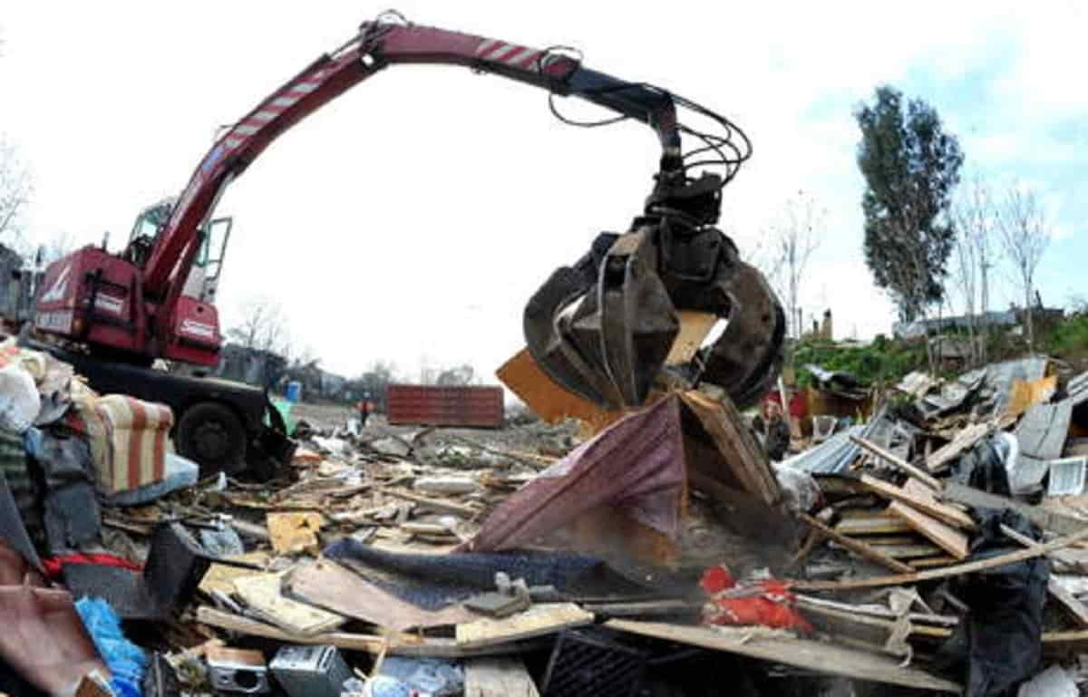 Roma Casilino 900, il lascito del campo rom: una montagna di rifiuti tossici sepolta