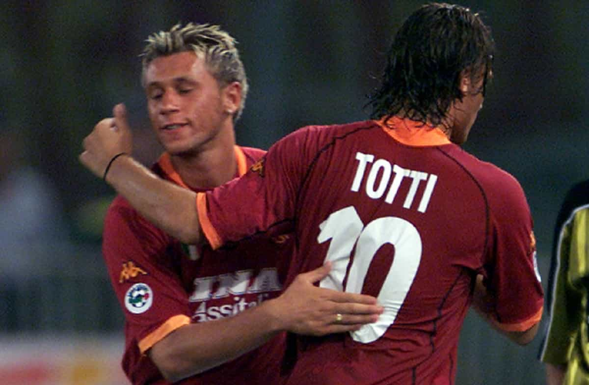 Cassano riceve il Tapiro d'oro di Striscia dopo le critiche alla serie su Totti: "Sembra Perin..."