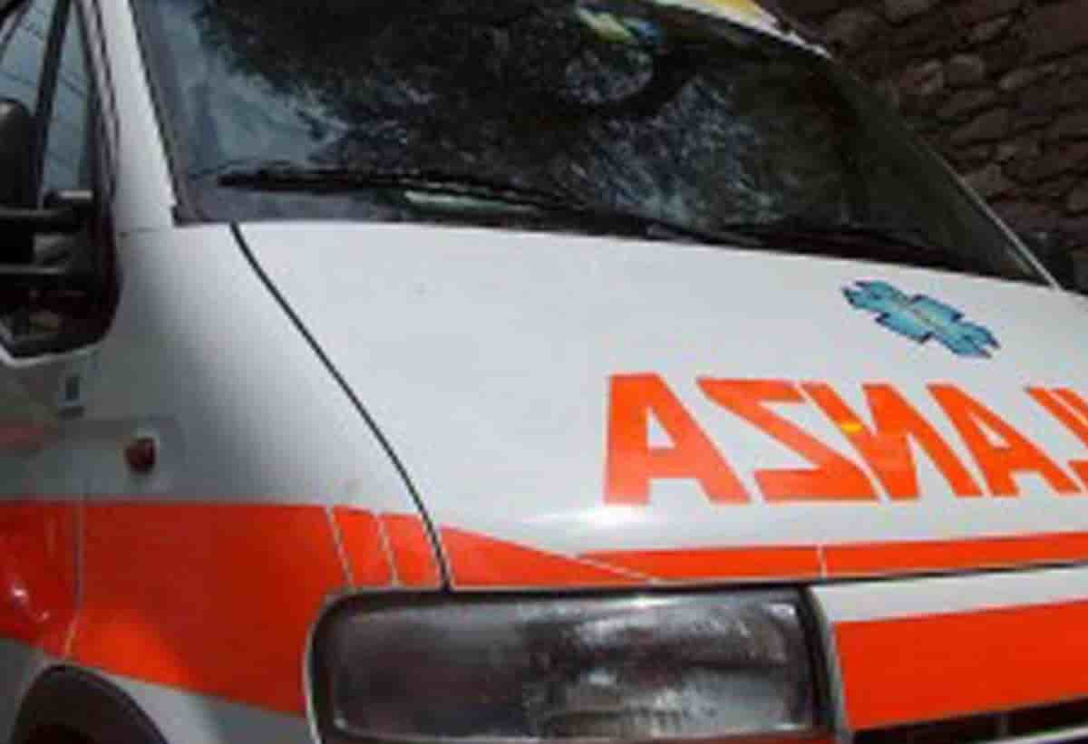 Incidente a Cesano Boscone, scontro tra scooter e macchina in via Isonzo: muore 51enne
