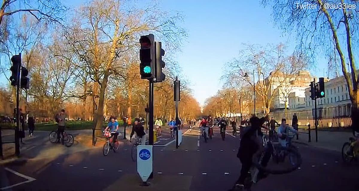 Ciclisti, l'orda contromano assalta Londra, ma è peggio in Italia con i monopattini