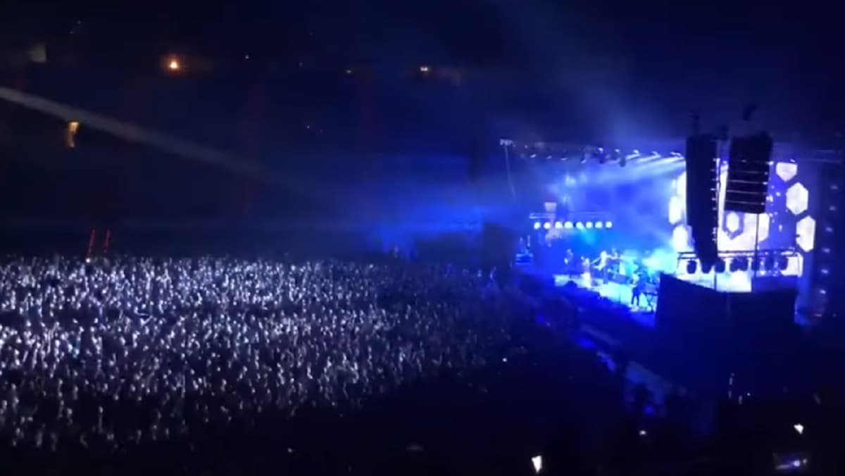 Covid, primo concerto in Spagna: a Barcellona live dei Love of Lesbian. 5mila persone, tamponi, mascherine...