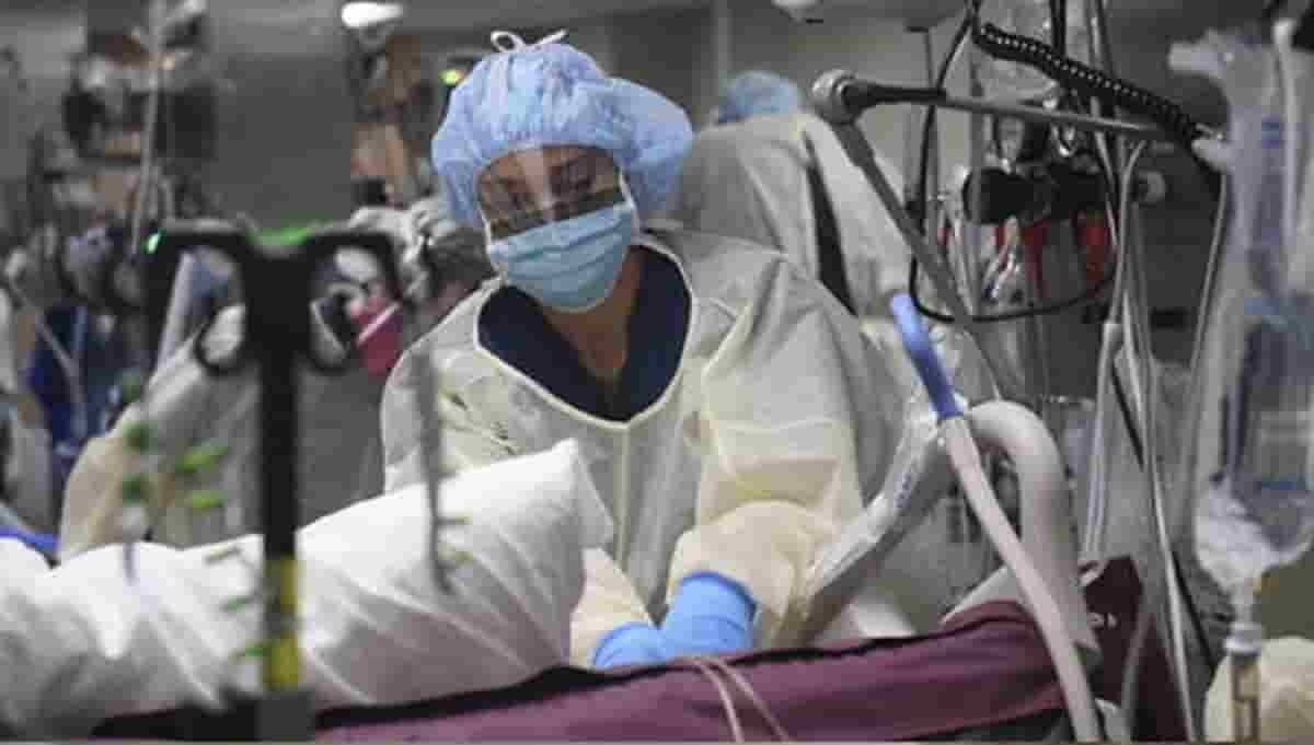 Coronavirus, isolata a Brescia la variante nigeriana. Il virologo Caruso: "Ora bisogna capire se resiste a vaccini"