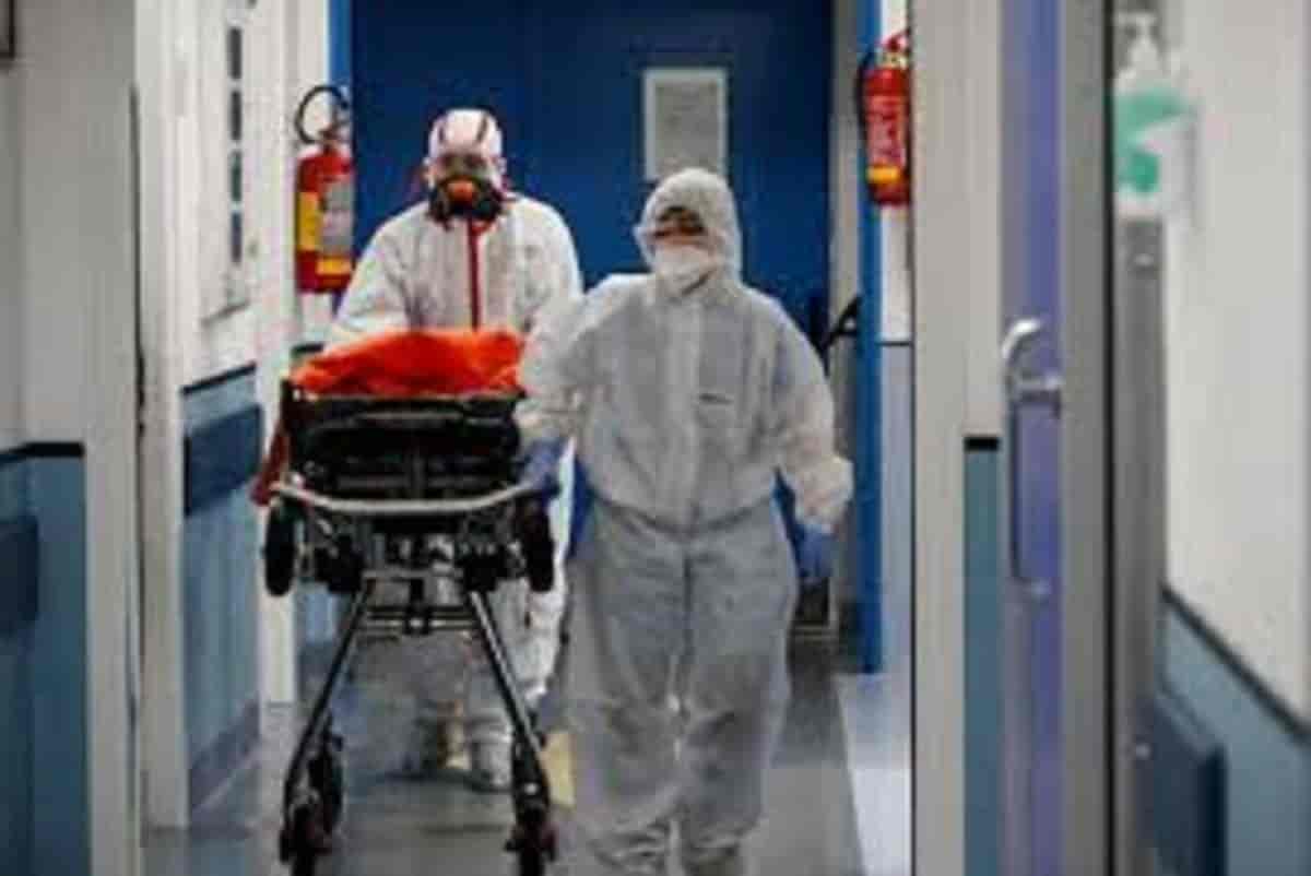 Coronavirus, l'infettivologo Galli: "Servono chiusure più marcate. L'arancione scuro non basta"