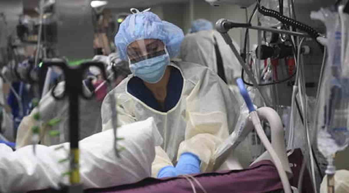 Coronavirus, l'immunologo Le Foche: "Ragazzi, siate prudenti. Ora siete voi a rischiare"