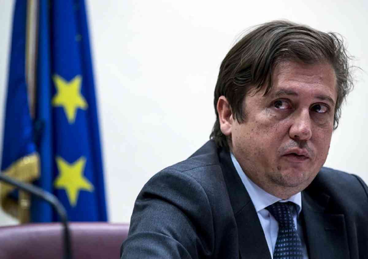 Vaccino AstraZeneca, Pierpaolo Sileri: "Sarò il primo a vaccinarmi dopo ok Ema, casi sospetti esegui e in linea altri vaccini"