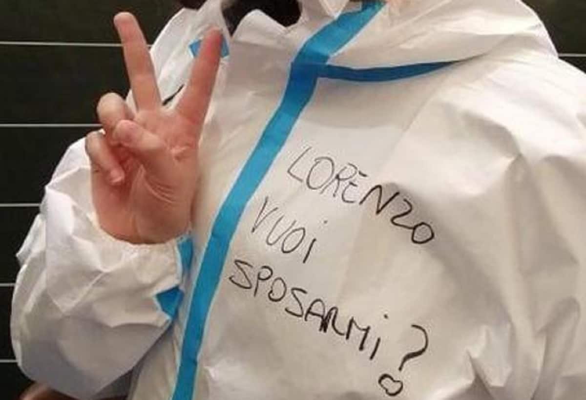Covid, infermiera con la proposta di matrimonio sul camice: ma era tutto uno scherzo