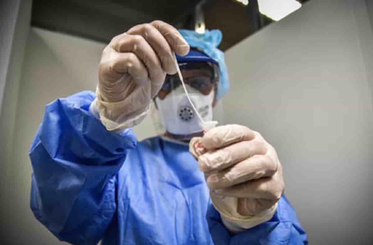 Covid-19 più rischioso per gli uomini: varianti genetiche rendono recettore testosterone meno funzionante