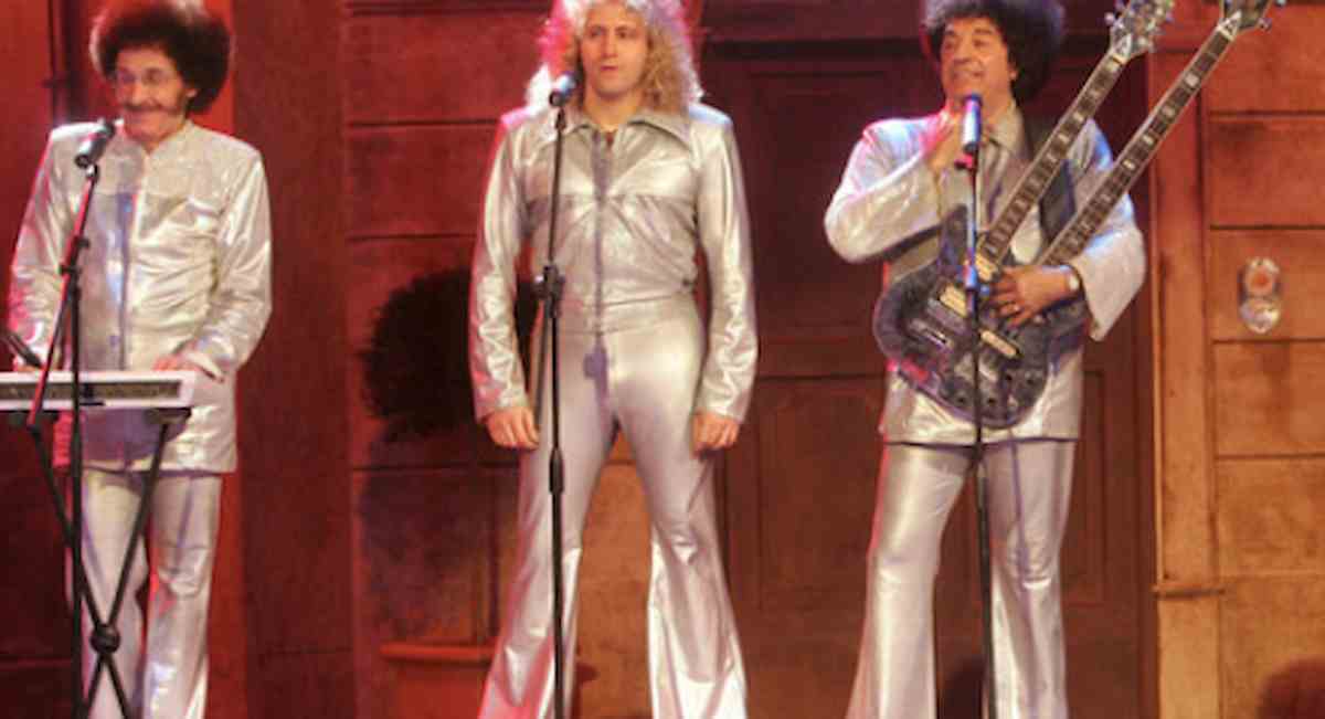 I Cugini di Campagna imitano i Maneskin e cantano la canzone "Zitti e buoni" Oggi è un altro giorno