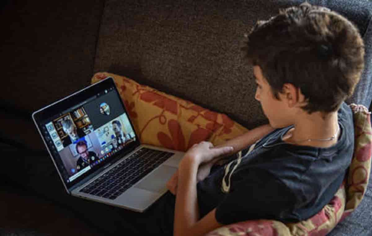 Dad, bimbo di 9 anni espulso dalla videochiamata perché fa le linguacce. Il padre era in smartworking