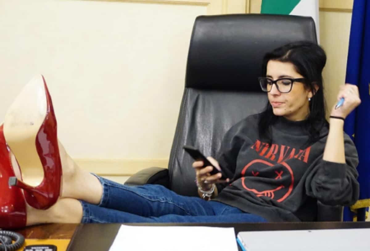 Fabiana Dadone, ministro con la felpa dei Nirvana e scarpe rosse sulla scrivania FOTO