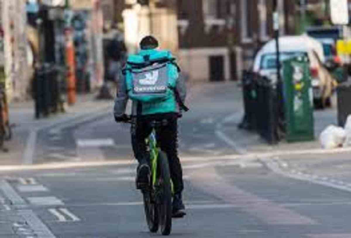Regno Unito, rider di Deliveroo consegna cibo al cliente ma ruba un pacco cassetta postale