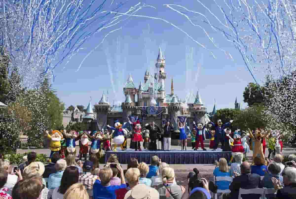 Florida 51enne non vuole indossare la mascherina e sputa alla guardia giurata di Dinesyworld: arrestato