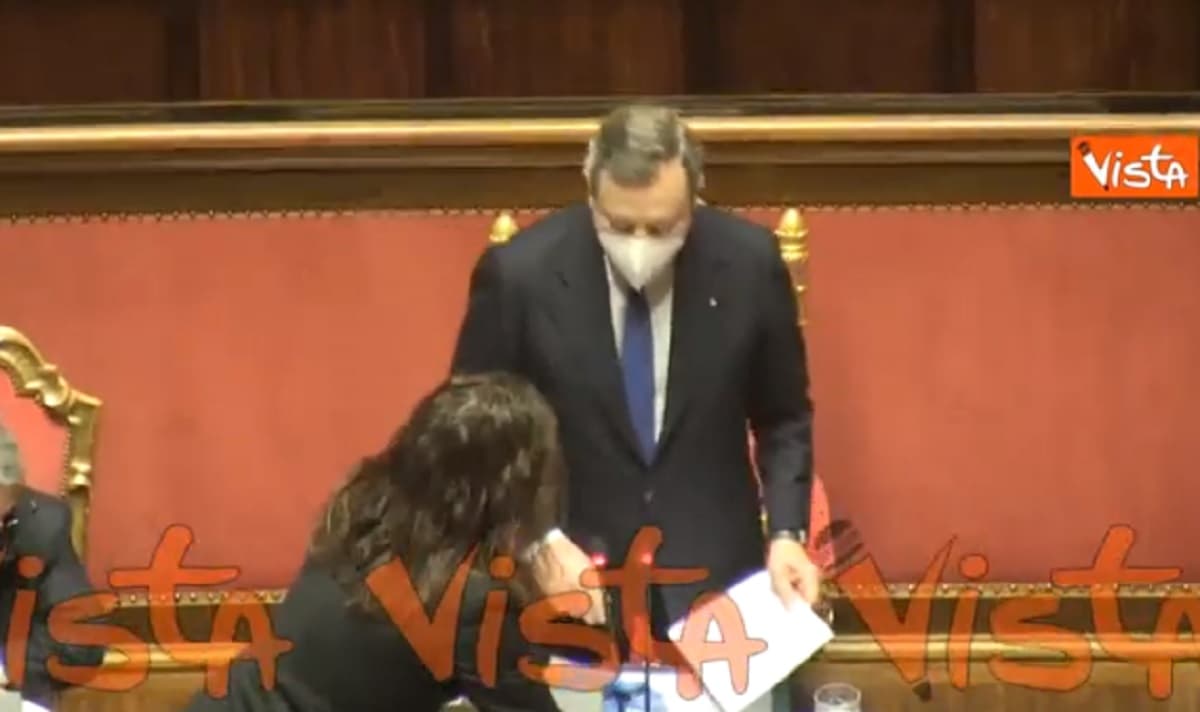 Mario Draghi in Senato dimentica di alzare l'asta del microfono e viene aiutato VIDEO