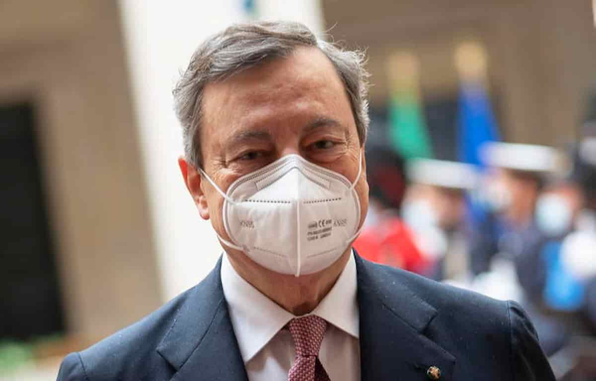 Draghi si vaccinerà con AstraZeneca quando Ema darà il via. Secondo tempi e liste Regione Lazio