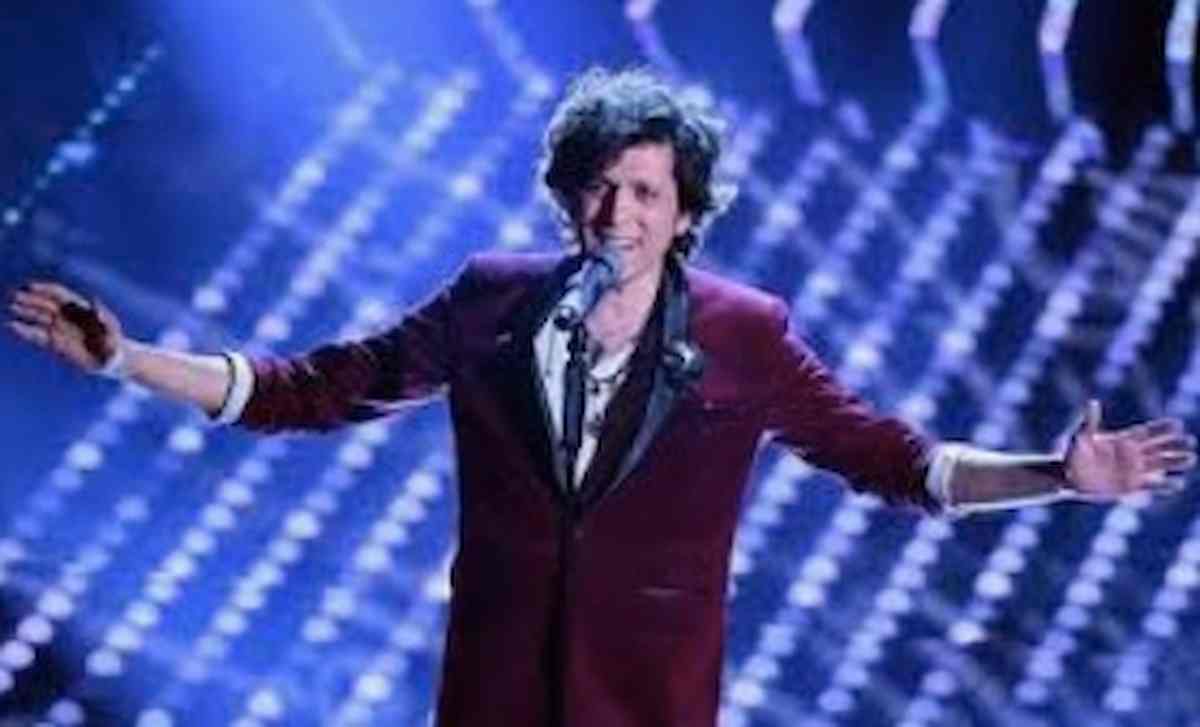 Ermal Meta chi è: Sanremo 2021, fidanzata, figli, età, vita privata, carriera del cantante ospite Oggi è un altro giorno