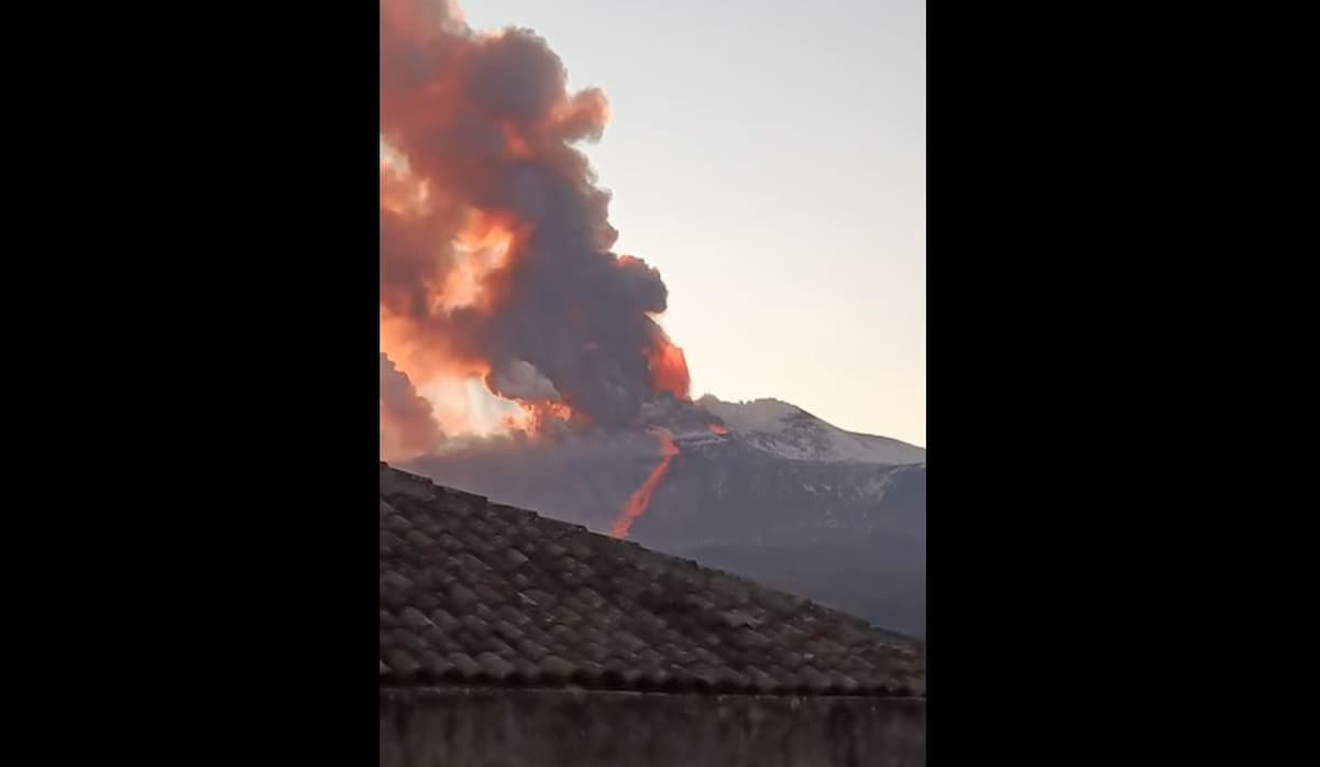 Etna, nuova eruzione del vulcano con fontana di lava dal cratere sudest