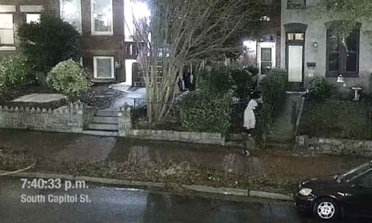 Fbi pubblica VIDEO dell'uomo che piazza le bombe vicino al Congresso Usa: 100mila dollari di ricompensa