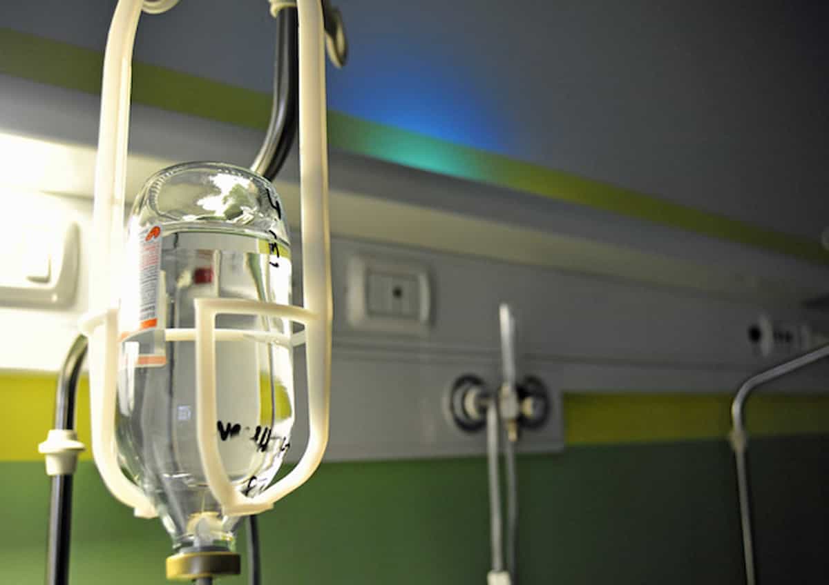 Feci nel sangue attraverso la flebo