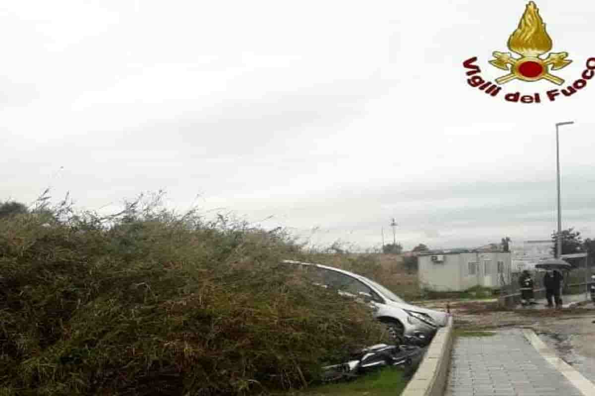 Monterotondo, frana una collina e travolge auto e scooter in sosta. Sul posto i Vigili del Fuoco