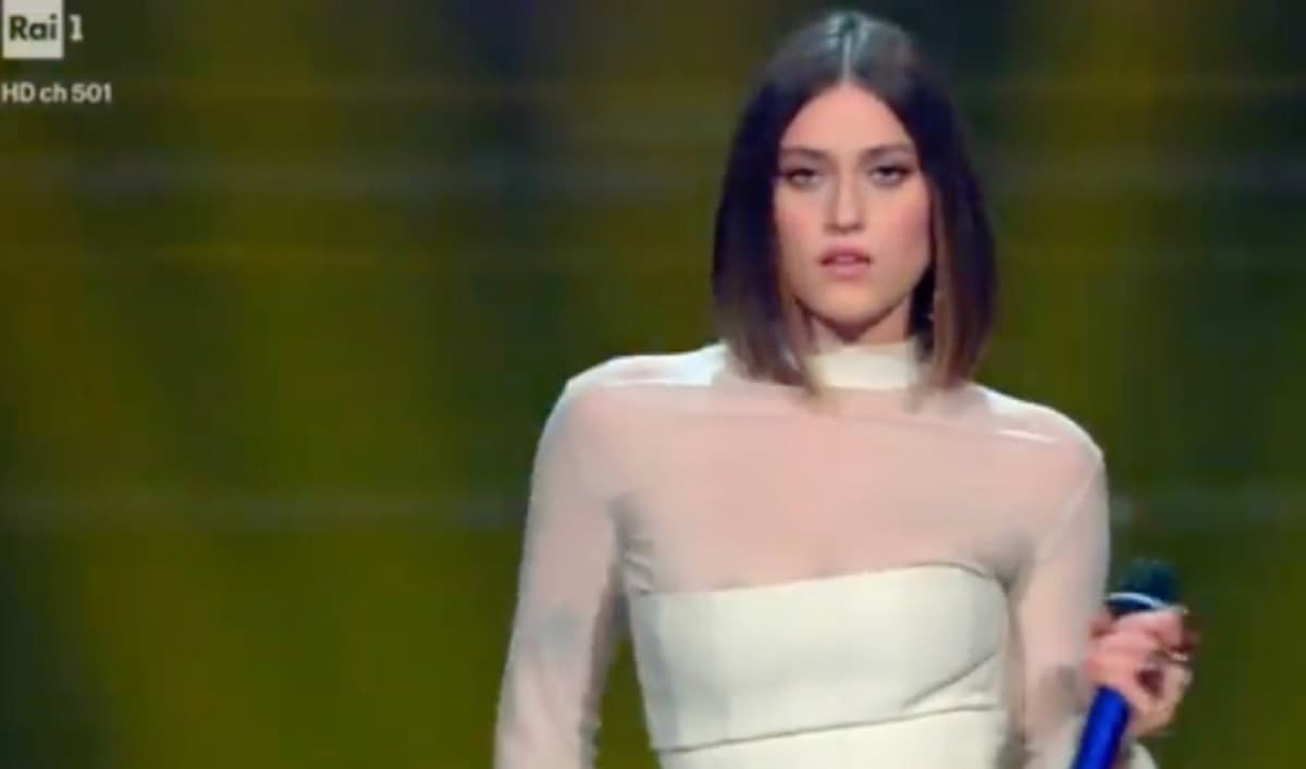 Festival di Sanremo Gaia e il top bianco troppo stretto, sui social: "Le è uscito il seno?" FOTO