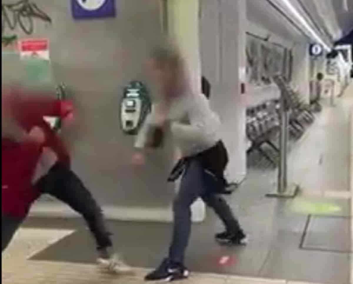 Gay preso a calci e pugni alla stazione di Valle Aurelia a Roma, aggressore identificato e denunciato VIDEO