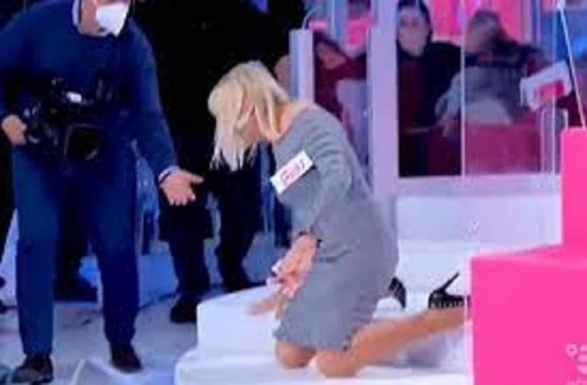 Uomini e Donne, Gemma Galgani cade dalle scale, si cambia e viene scaricata dal cavaliere Maurizio