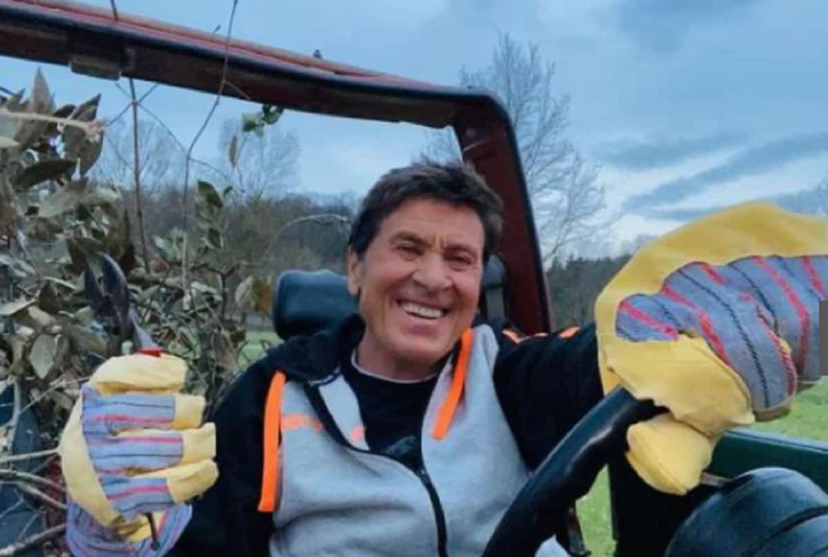Gianni Morandi ricoverato in ospedale dopo un incidente in campagna: mani e gambe ustionate