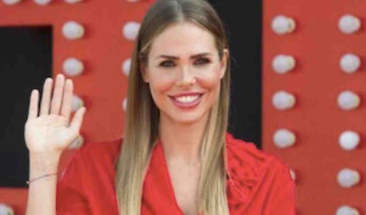 Ilary Blasi, Tapiro d'oro di Striscia la notizia per gaffe a luci rosse patata durante l'Isola dei Famosi 2021