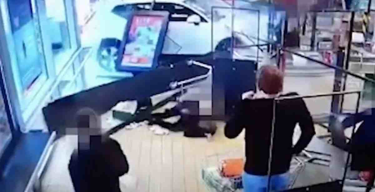 Aldi supermarket, incidente auto: SUV sbanda, sfonda la vetrina del supermercato e investe signora VIDEO