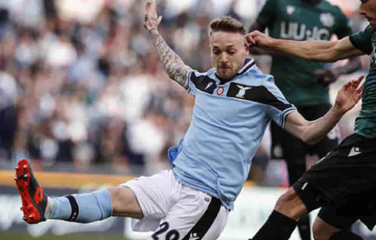 Bayern Monaco-Lazio, infortunio per Lazzari. Torsione innaturale del dito della mano sinistra