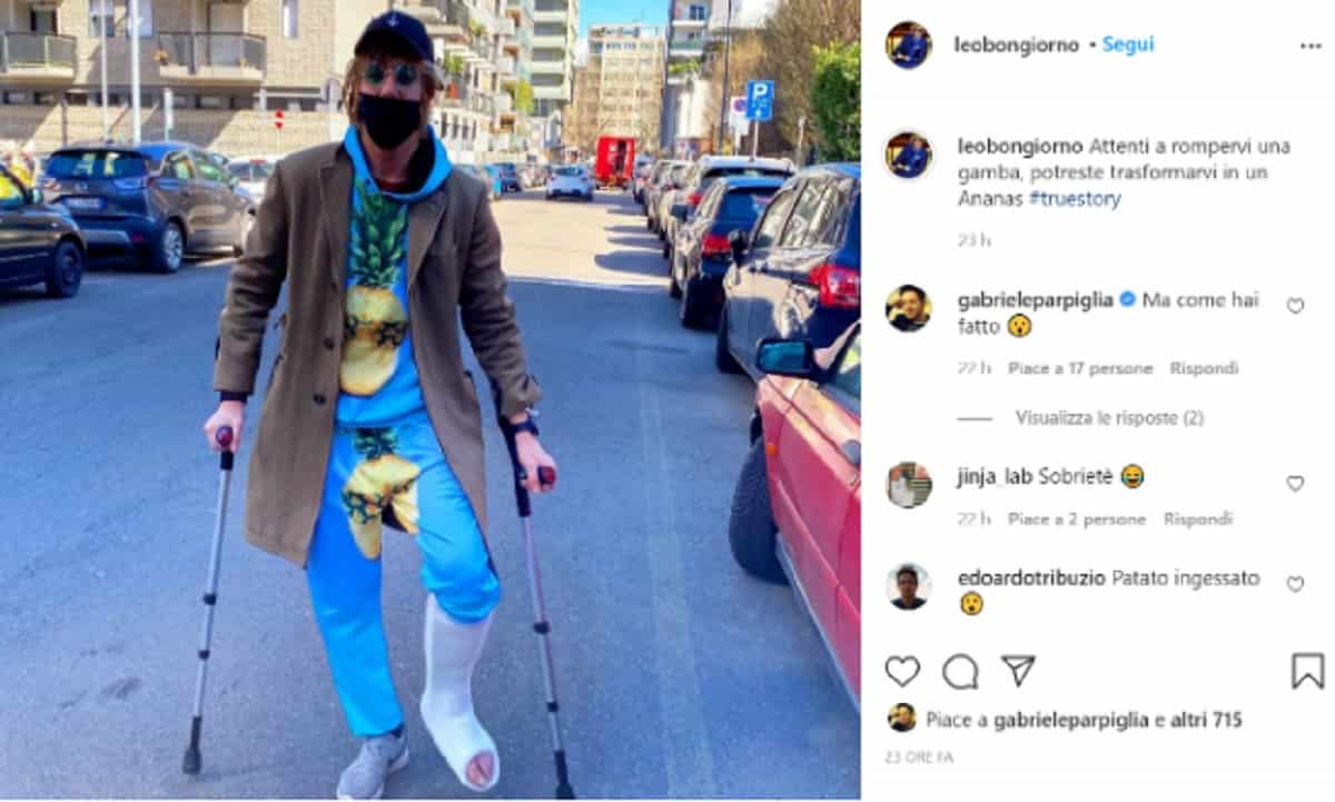 Leonardo, figlio di Mike Bongiorno ha un incidente con il motorino e si frattura una gamba