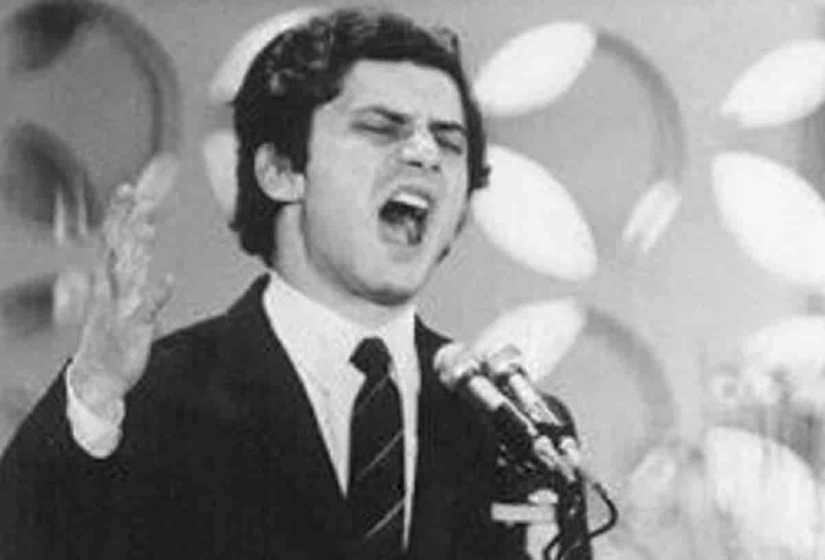 Luigi Tenco, la famiglia contro il monologo di Barbara Palombelli. Che aveva detto "morì giocando con una pistola"