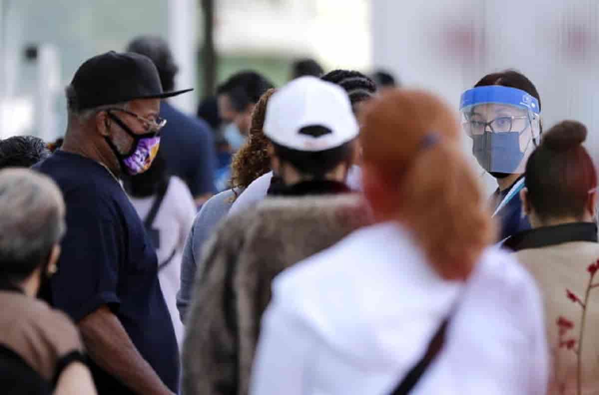 Usa, le persone vaccinate potranno incontrarsi al chiuso senza mascherine e distanziamento sociale