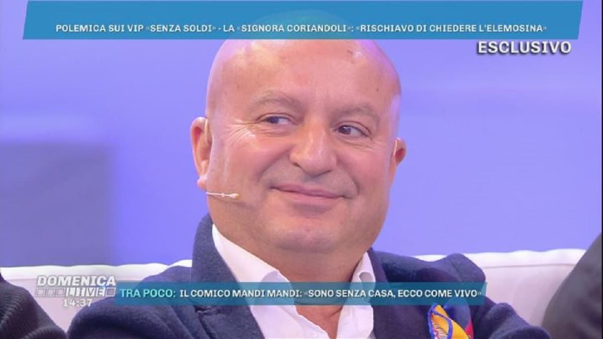 Maurizio Ferrini chi è, signora Coriandoli, età, moglie, figli, vita privata dell'attore ospite di Oggi è un altro giorno